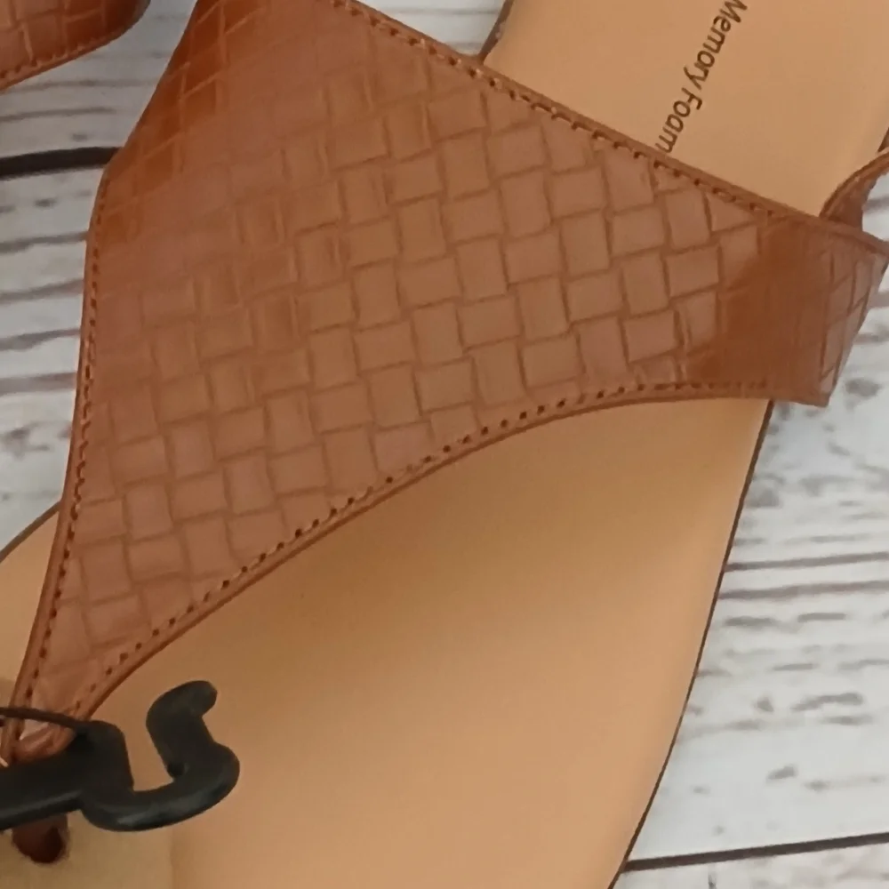 Time and Tru women's vinyl core thong hood sandals Cognac size 11